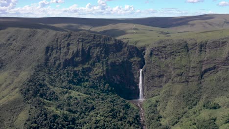 Casca-d'anta-waterfall,-in-Serra-da-Canastra,-Minas-Gerais,-Brazil