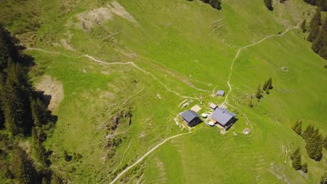 Vista-De-Drones-De-Una-Cabaña-Remota-En-Los-Alpes-Suizos