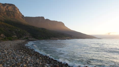 Küstenstraße-Von-Victoria-Mit-Der-Bergkette-Der-Zwölf-Apostel-Im-Hintergrund-In-Kapstadt,-Südafrika