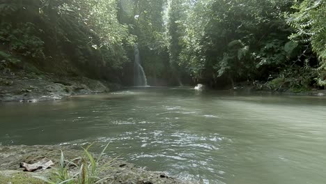 Cam-River-Aa-Profundo-Valle-De-La-Selva-Con-Una-Cascada-En-El-Fondo