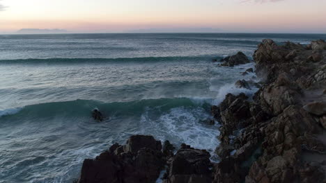 Crashing-Waves-On-The-Rocks-At-Rooi-Els-Beach-In-Western-Cape,-South-Africa