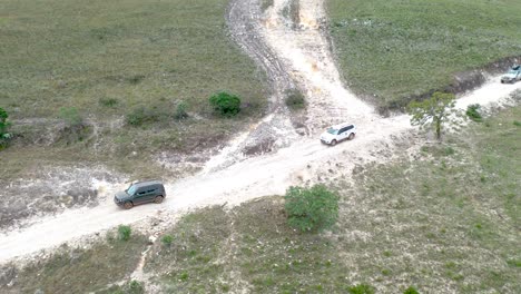 Vehículos-Todoterreno-4x4-En-Senderos-De-Terreno-Accidentado-En-El-Parque-Nacional-Serra-Da-Canastra-En-Evento-Terrestre,-Minas-Gerais,-Brasil