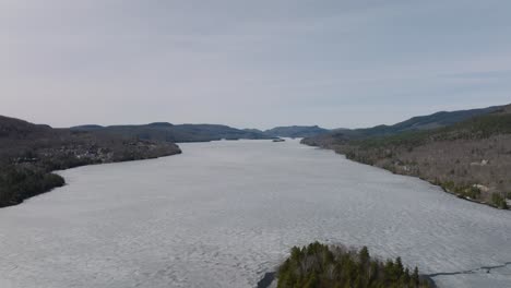 Lago-Congelado-En-Mont-tremblant,-Quebec,-Canadá---Toma-Aérea-De-Drones