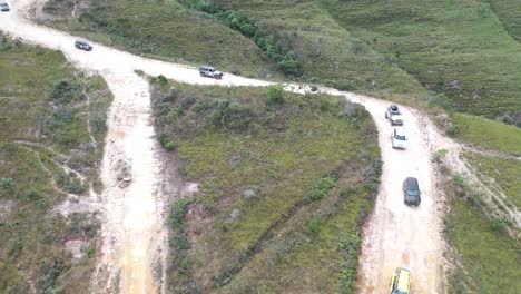 Geländewagen-4x4-Auf-Unwegsamem-Gelände-Im-Nationalpark-Serra-Da-Canastra-Bei-Überlandveranstaltungen,-Minas-Gerais,-Brasilien
