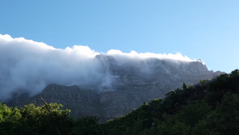 Wolken-Wie-Wasserfall-über-Dem-Tafelberg-Vom-Wildpark-Aus-Gesehen---Breit