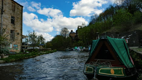 England-kanal-Mit-Schmalen-Booten-Zeitraffer-Im-Frühling-Mit-Fußweg-Und-Menschen-Uk-4k