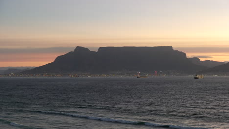 Malerischer-Tafelberg-Mit-Sonnenuntergang,-Gesehen-Vom-Strandufer-In-Kapstadt,-Südafrika