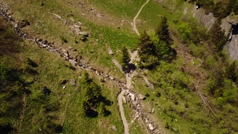 Drohnenblick-Auf-Einen-Wanderweg-Und-Einen-Bach-In-Den-Schweizer-Alpen