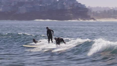 ältere-Surfer-Fangen-Eine-Welle-Vor-Manly-Beach,-Australien