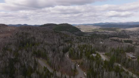 Camino-Sinuoso-En-árboles-Densos-Reveló-Montañas-En-Mont-tremblant,-Quebec,-Canadá