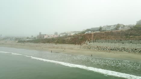Menschen-An-Einem-Nebligen-Tag-Am-Strand-Der-Kalifornischen-Küste