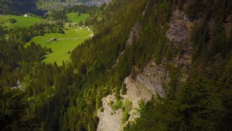 Schönes-Schweizer-Grünes-Tal-Dann-Enthüllung-Eines-Senkrechten-Sturzes-Im-Berg