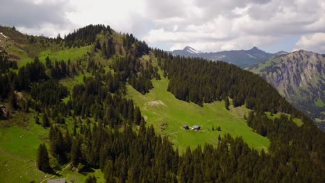 Vista-De-Una-Pequeña-Montaña-En-Los-Alpes-Suizos-Con-Un-Chalet-En-él