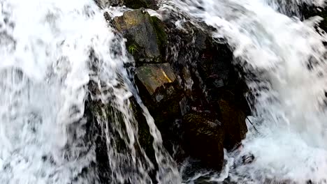Aufnahmen-Von-Schnellem-Wasser,-Das-über-Felsen-Im-Berg-Fließt