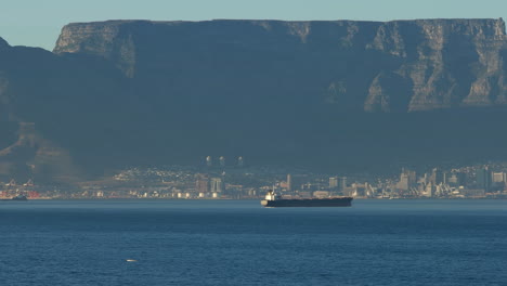 Panoramablick-Auf-Den-Tafelberg-Mit-Frachtschiff-Im-Vordergrund-Bei-Sonnenuntergang-In-Südafrika