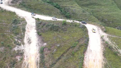Vehículos-Todoterreno-4x4-En-Senderos-De-Terreno-Accidentado-En-El-Parque-Nacional-Serra-Da-Canastra-En-Evento-Terrestre,-Minas-Gerais,-Brasil