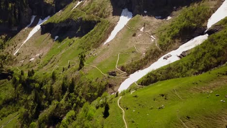 Vista-De-Drones-De-La-Nieve-Derritiéndose-En-Medio-Del-Verano-En-Los-Alpes-Suizos