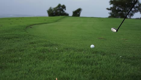 Langsam-Einen-Golfball-Auf-Dem-Golfplatz-Unter-Einem-Bewölkten-Dat-Schlagen,-Nahaufnahme