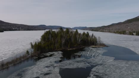 Eisige-Wasserlandschaft-Und-Weite-Landschaft-In-Mont-tremblant-Quebec,-Kanada