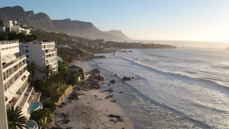 Ozeanwellen---Menschen-Spielen-Volleyball-Am-Clifton-Beach-In-Kapstadt,-Südafrika