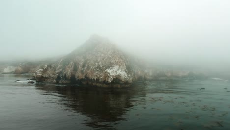 Vuela-Sobre-El-Océano-Con-Un-Acantilado-épico-En-La-Costa-De-California-En-Un-Día-De-Niebla