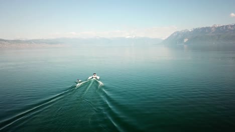Medio-Del-Lago-De-Ginebra,-Con-Un-Barco-De-Recreo-Navegando-Y-Cortando-El-Agua