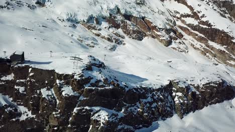 Chair-lift-on-a-big-rock-in-the-swiss-Alps,-Saas-Fee