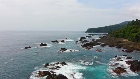 Clear-Blue-Ocean-Waves-Breaking-On-Coastal-Rocks-In-Pacific-Coast-Of-Colombia,-South-America