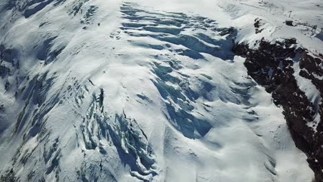 Spalte-Eines-Blauen-Gletschers-In-Den-Schweizer-Alpen,-Saas-Fee