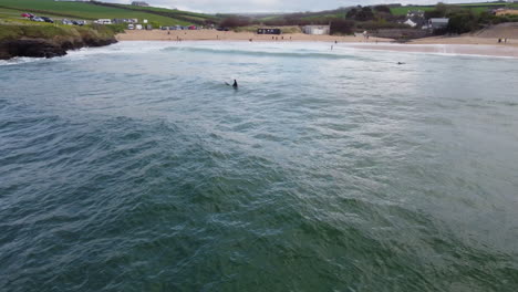 Surfer-Genießen-Die-Raue-See-Der-Küste-Von-Cornwall-In-Harlyn-Bay