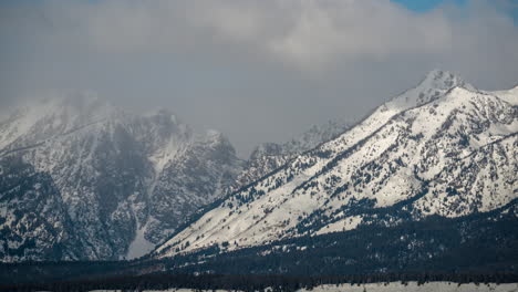 Zeitraffer,-Bergkette-Und-Schneebedeckte-Gipfel-Unter-Wolken-Im-Frühen-Winter