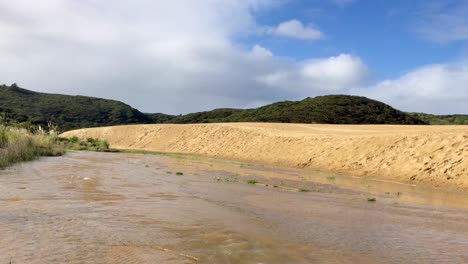 Te-Paki-Stream-Fließt-Sanft-Während-Des-Tages-In-Ninety-Mile-Beach-Northland-Neuseeland