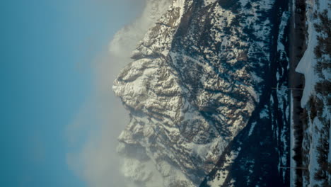 Lapso-De-Tiempo-Vertical-De-4k,-Pico-Nevado-De-Grand-Teton-Y-Nubes,-Wyoming,-EE.UU.