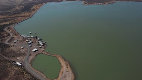 Luftbild-Von-Balmorhea-Lake-Und-Wasserreservoir-In-Der-Landschaft-Von-Texas,-USA