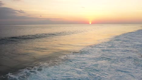 Luftaufnahme-Der-Küstenlinie-Der-Insel-Gili-Trawangan,-Indonesien-Mit-Sonnenuntergangslicht