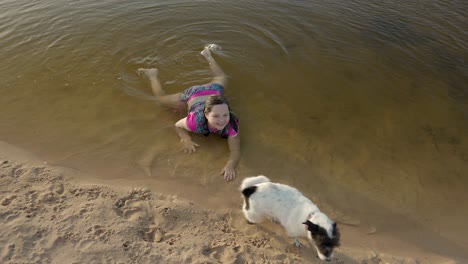 Chica-Joven-Perro-Playa-Jugando-Océano-Lago-Agua-Diversión