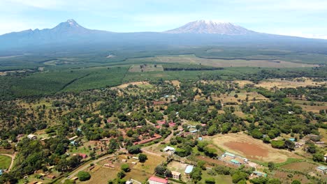 Luftdrohnenansicht-Open-Air-Markt-In-Der-Stadt-Loitokitok,-Kenia-Und-Mount-Kilimanjaro---Ländliches-Dorf-In-Kenia