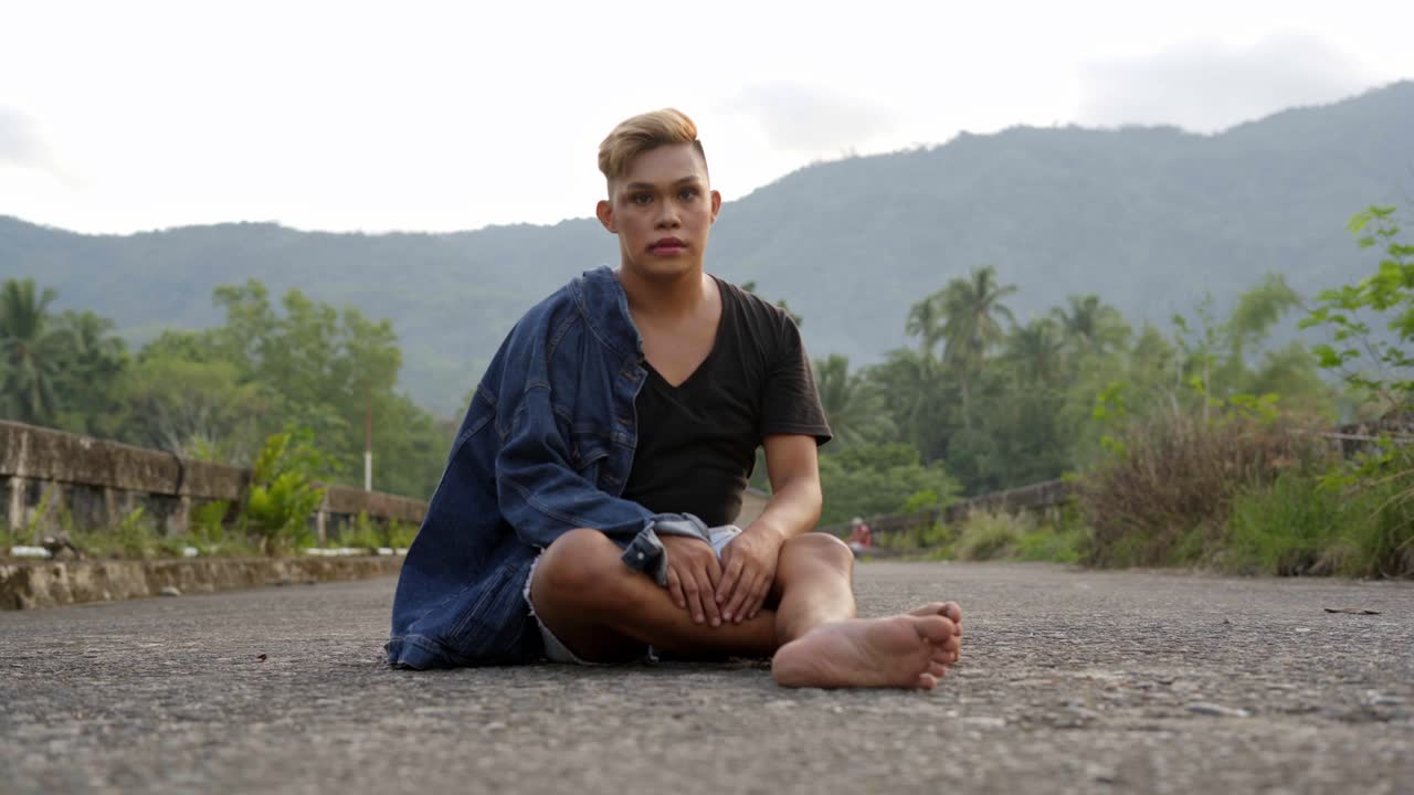 Vídeo Premium Un Joven Gay Filipino Pobre Con Moretones En La Cara