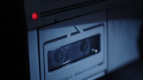 Rack-Fokus-Von-Mikrokassetten-Recorder-Spulen-In-Bewegung-Bis-Hin-Zu-Beleuchtetem-Rotem-Schallplattenlicht