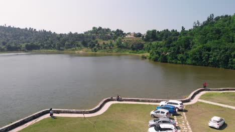Vista-Impresionante-Del-Lago-Tikkar-Taal-Rodeado-De-Montañas-Ubicadas-En-Haryana