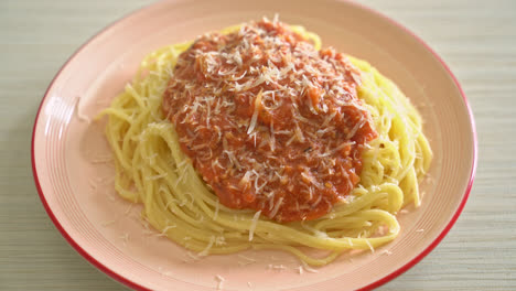 Schweinefleisch-Bolognese-Spaghetti-Mit-Parmesan-Käse---Italienische-Küche