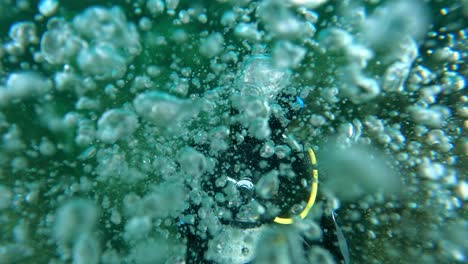 Burbujas-De-Buzo-Nadando-Sobre-Los-Arrecifes-De-Coral-Que-Se-Elevan-Sobre-La-Superficie-Del-Mar