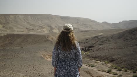 Mitten-Im-Nirgendwo-In-Der-Israelischen-Wüste-Stehen
