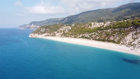 Playa-De-Milos-Y-Costa-De-La-Isla-De-Lefkada,-Grecia---Antena