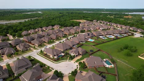 Luftaufnahmen-Von-Verschiedenen-Häusern-In-Der-Nachbarschaft-In-Der-Stadt-Trophy-Club-In-Texas