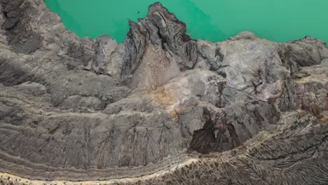 Dramatische-Luftaufnahme-Von-Oben-Auf-Einen-Kratersäuresee-Kawah-Ijen,-In-Dem-Schwefel-Abgebaut-Wird