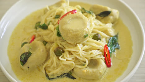 Reisnudeln-Mit-Grünem-Curry-Und-Fischbällchen---Thailändische-Küche