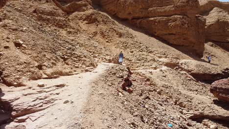 Caminando-En-El-Desierto-De-Israel