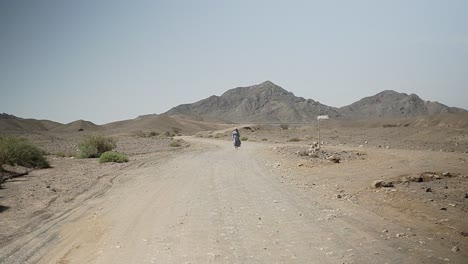 Caminando-En-El-Desierto-De-Israel-Con-Egipto-Al-Fondo