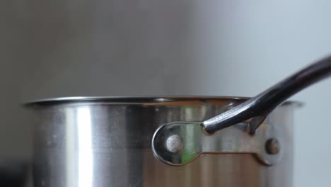 Dampf-Steigt-über-Metalltopf-In-Der-Heimischen-Küche,-Statische-Ansicht